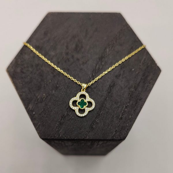 cadena rolo con una flor van cleef de circonitas y una más pequeña de malaquita