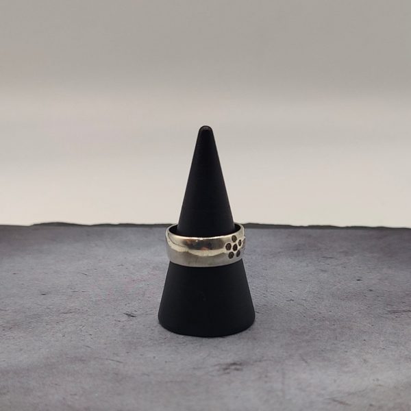 Anillo con flor grabada con circonitas