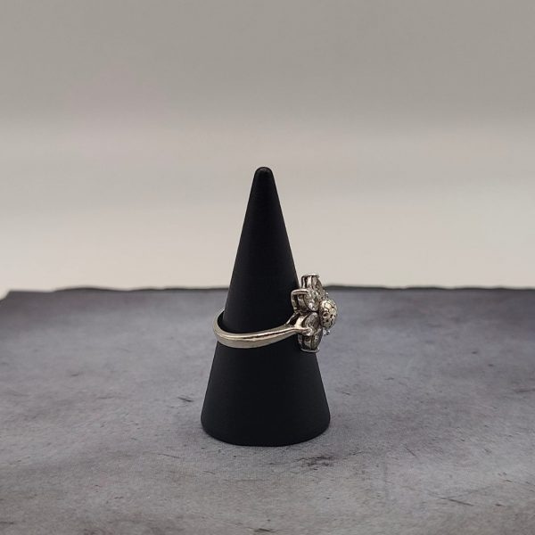 Anillo flor con circonitas