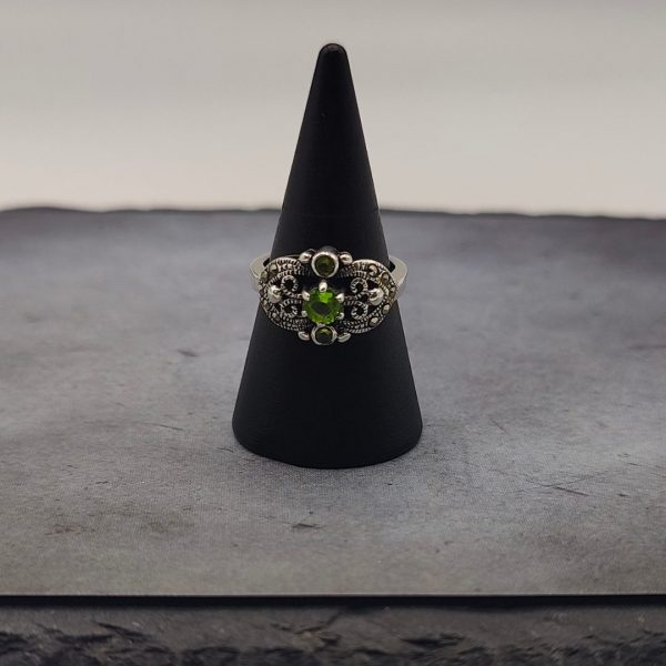 Anillo vintage con turmalina verde