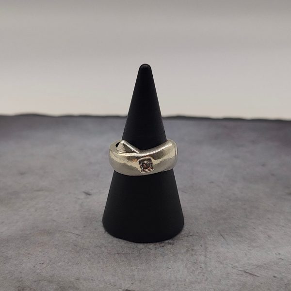 Anillo con circonita engastada en medio