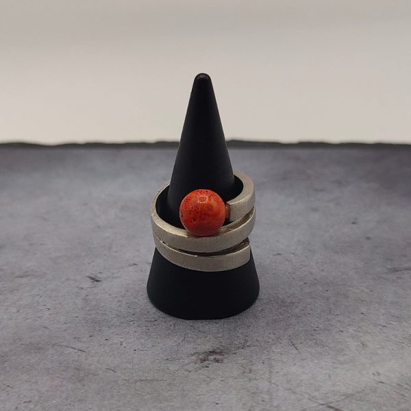 Anillo remolino con piedra redonda de coral manzano