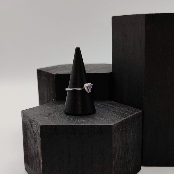 Anillo de Plata con Corazón y Circonita Lila – Romanticismo y Brillo