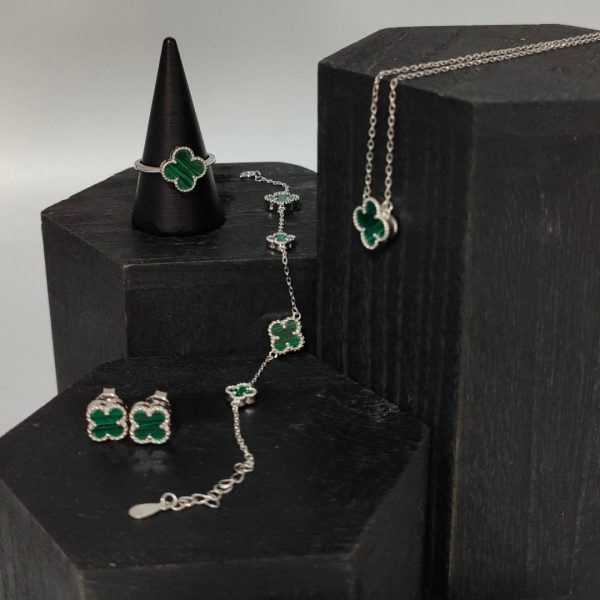 Anillo de Plata con Flor Van Cleef y Piedra Malaquita – Elegancia y Sofisticación