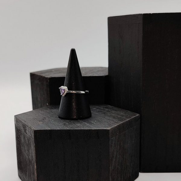 Anillo de Plata con Corazón y Circonita Lila – Romanticismo y Brillo