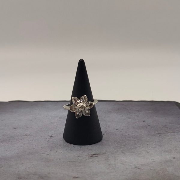 Anillo flor con circonitas