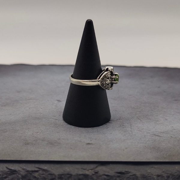 Anillo vintage con turmalina verde