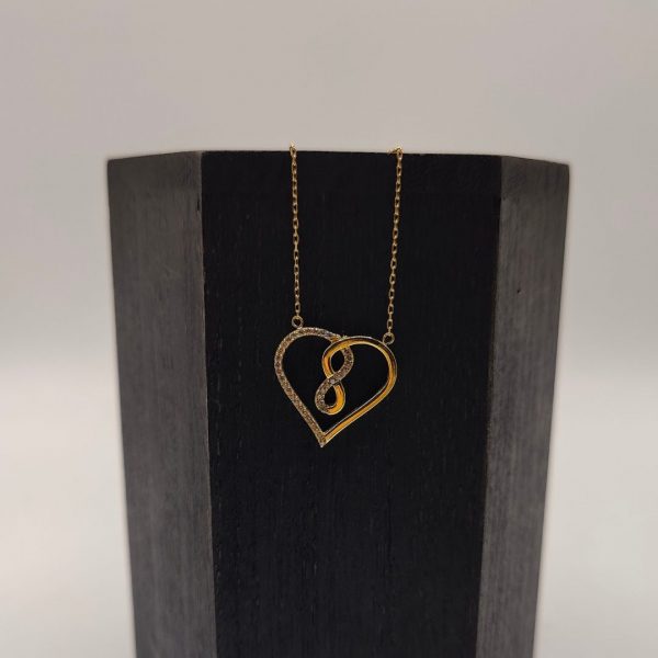 Collar de Oro 18K con Cadena Rolo y Dije de Corazón Entrelazado con Infinito – 44 cm