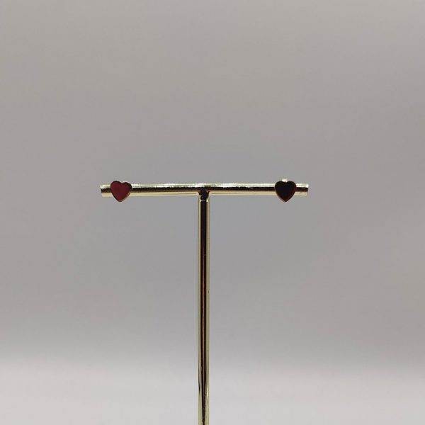 Un diseño romántico y atemporal. Este pendiente con forma de corazón, fabricado en oro de 18K, es el accesorio perfecto para añadir un toque de ternura y elegancia a tu look. Su cierre de presión garantiza un ajuste seguro y cómodo, convirtiéndolo en una pieza ideal tanto para el uso diario como para ocasiones especiales.