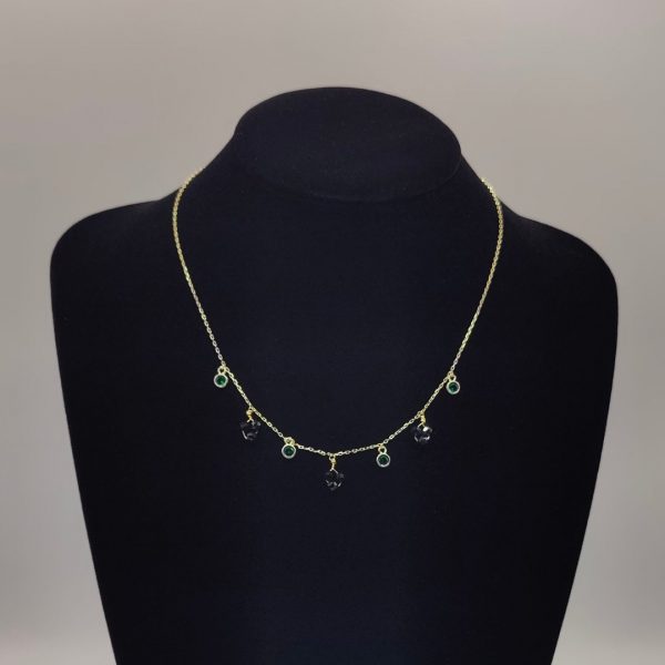 Collar con Charms de Piedras Negras y Circonitas Verdes en Plata Dorada