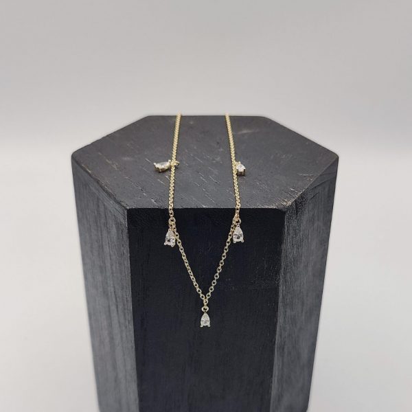 Collar con Charms de Circonitas Blancas en Forma de Lagrima y Cadena Rolo de Plata Dorada