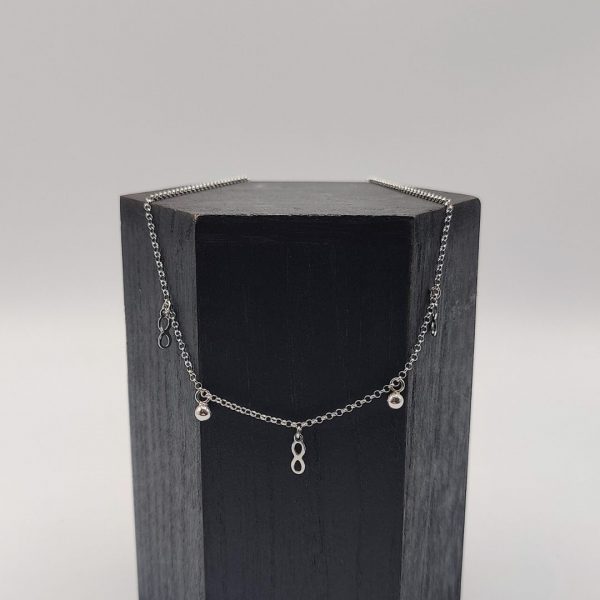 Collar con charms de bolitas y de infinitos con cdena rolo de plata