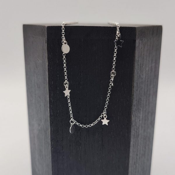 Collar con charms de estrellas y redondas con cadena rolo de plata