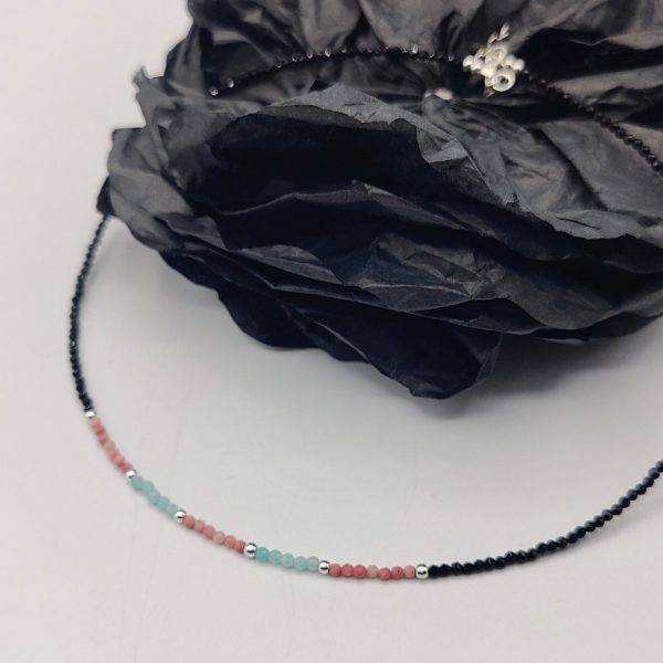 Collar de plata recubierto de piedras preciosas