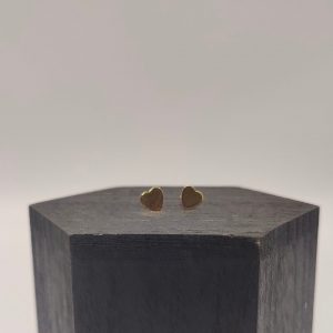 Un diseño romántico y atemporal. Este pendiente con forma de corazón, fabricado en oro de 18K, es el accesorio perfecto para añadir un toque de ternura y elegancia a tu look. Su cierre de presión garantiza un ajuste seguro y cómodo, convirtiéndolo en una pieza ideal tanto para el uso diario como para ocasiones especiales.