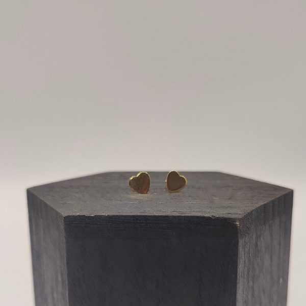 Un diseño romántico y atemporal. Este pendiente con forma de corazón, fabricado en oro de 18K, es el accesorio perfecto para añadir un toque de ternura y elegancia a tu look. Su cierre de presión garantiza un ajuste seguro y cómodo, convirtiéndolo en una pieza ideal tanto para el uso diario como para ocasiones especiales.