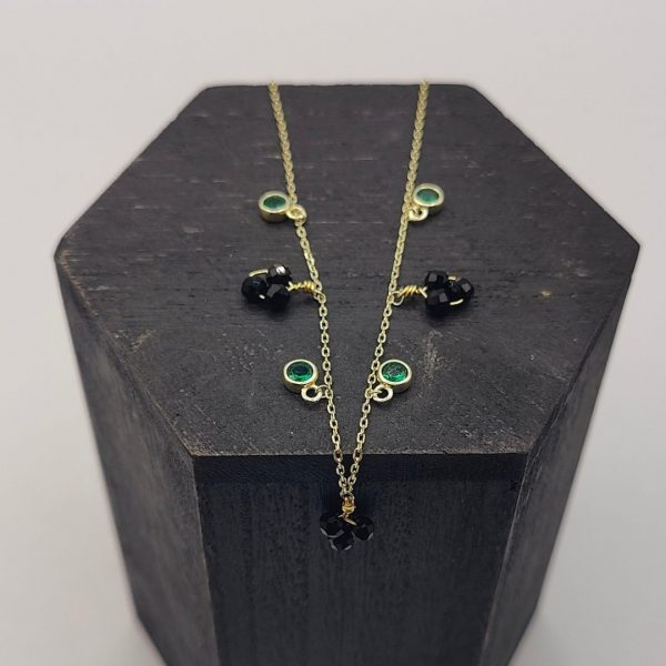 Collar con Charms de Piedras Negras y Circonitas Verdes en Plata Dorada