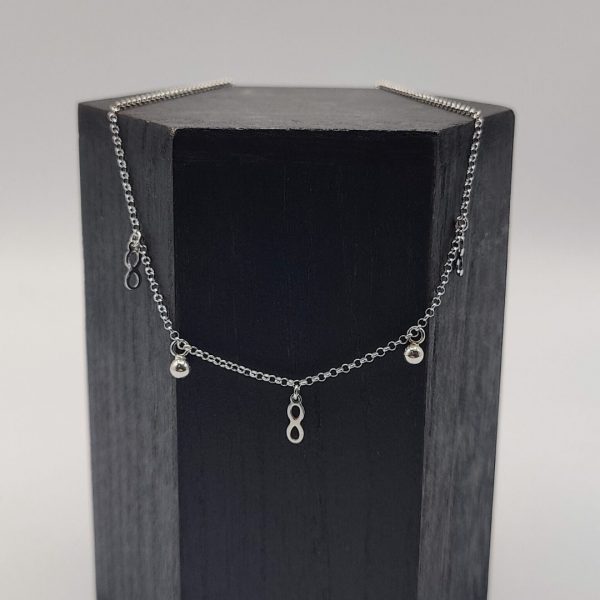 Collar con charms de bolitas y de infinitos con cdena rolo de plata