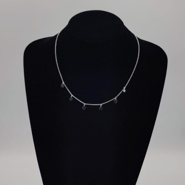 Collar con charms de estrellas y redondas con cadena rolo de plata