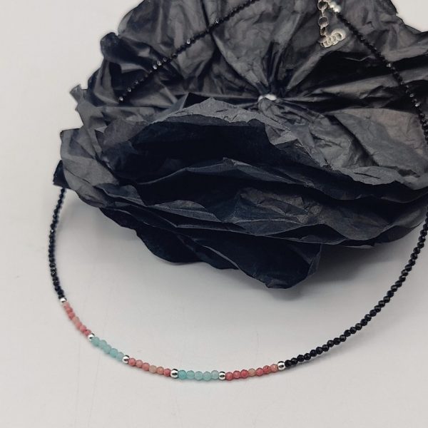 Collar de plata recubierto de piedras preciosas