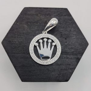 Colgante estilo rolex cubierto de circonitas dentro de un circulo