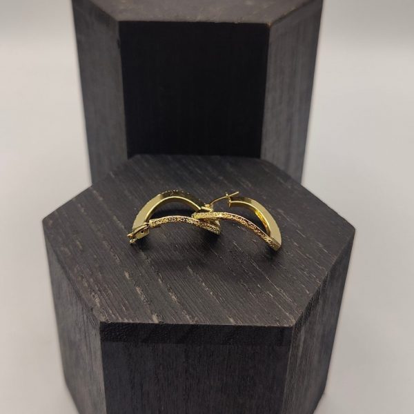 Pendiente de Aro con Efecto Doblado y Acabado Adiamantado – 2,5 cm 18 k