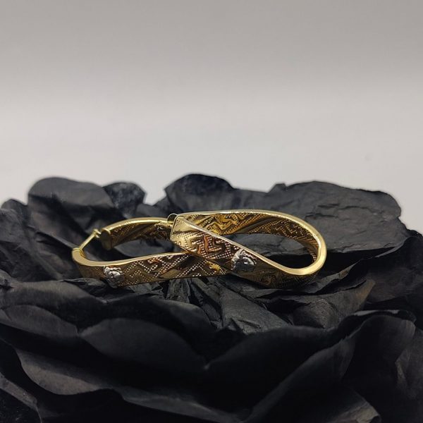 Pendiente Aro Ovalado Efecto Girado Estilo Versace con Cara de Medusa – 18K