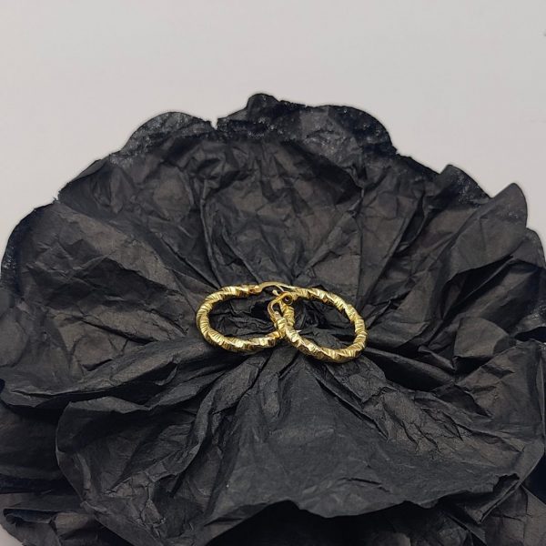 Pendiente Aro Rizado con Textura – 18K