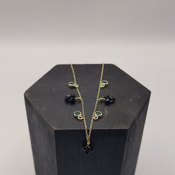 Collar con Charms de Piedras Negras y Circonitas Verdes en Plata Dorada