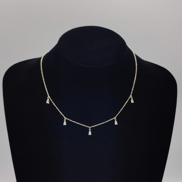 Collar con Charms de Circonitas Blancas en Forma de Lagrima y Cadena Rolo de Plata Dorada