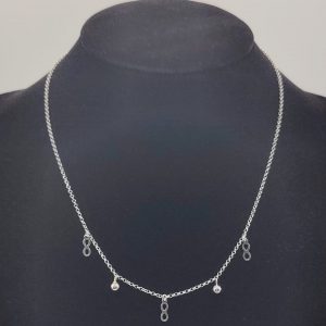 Collar con charms de bolitas y de infinitos con cdena rolo de plata