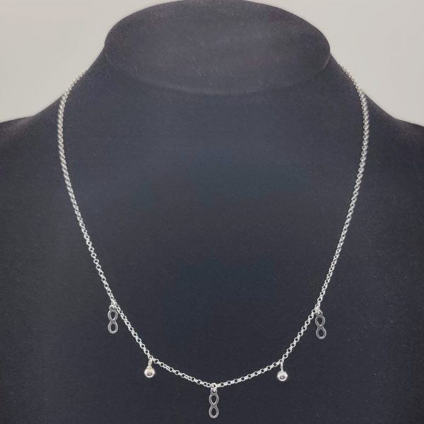 Collar con charms de bolitas y de infinitos con cdena rolo de plata