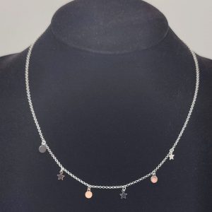 Collar con charms de estrellas y redondas con cadena rolo de plata