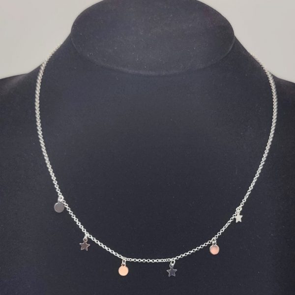 Collar con charms de estrellas y redondas con cadena rolo de plata