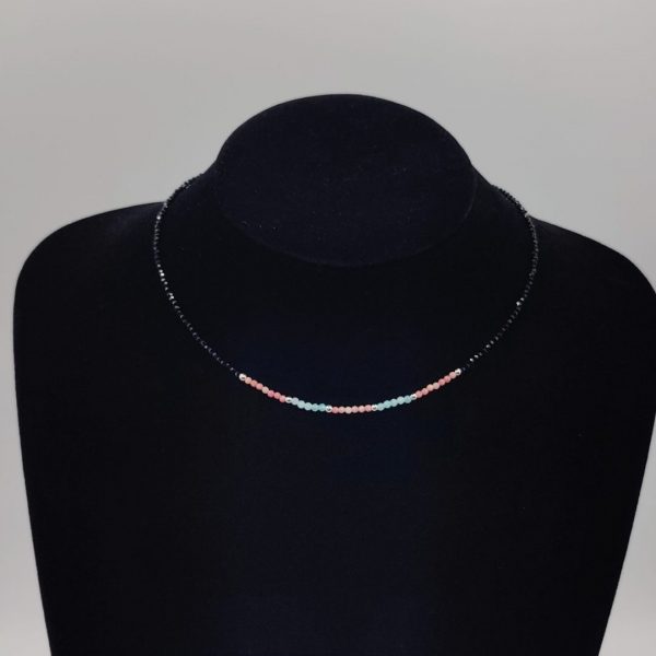 Collar de plata recubierto de piedras preciosas