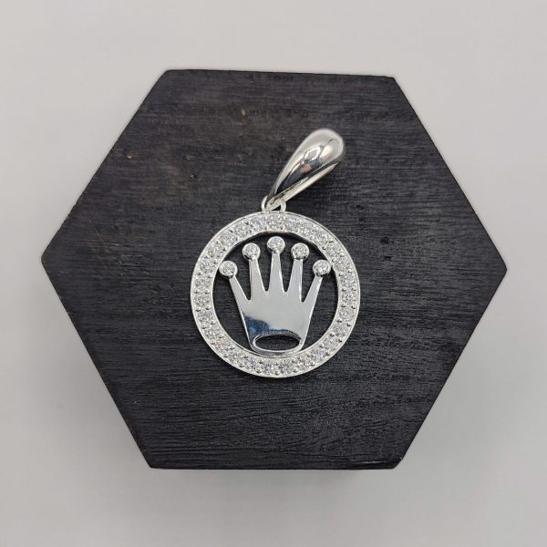 Colgante estilo rolex cubierto de circonitas dentro de un circulo