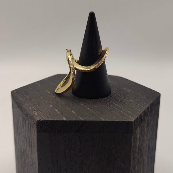 Pendiente de Aro con Efecto Doblado y Acabado Adiamantado – 2,5 cm 18 k