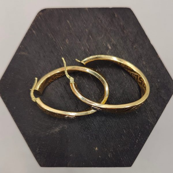 Pendiente Aro Ovalado Efecto Girado Estilo Versace con Cara de Medusa – 18K