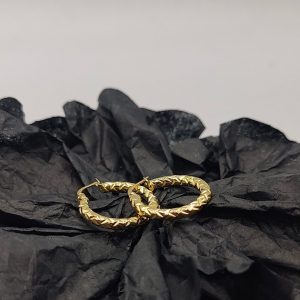Este pendiente de aro de 2 cm de diámetro y 3 mm de ancho presenta una textura elegante que le da un toque sofisticado y moderno. Fabricado en oro de 18K