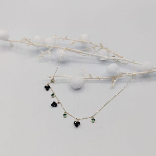 Collar con Charms de Piedras Negras y Circonitas Verdes en Plata Dorada