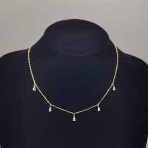Collar con Charms de Circonitas Blancas en Forma de Lagrima y Cadena Rolo de Plata Dorada