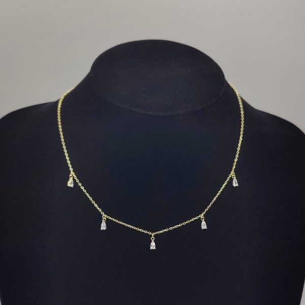 Collar con Charms de Circonitas Blancas en Forma de Lagrima y Cadena Rolo de Plata Dorada