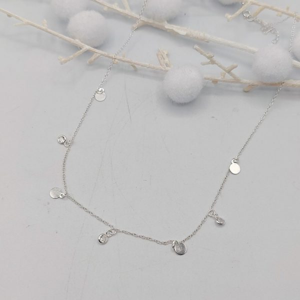 Collar con Charms de Circonita Blanca y Formas Redondas con Cadena Rolo de Plata
