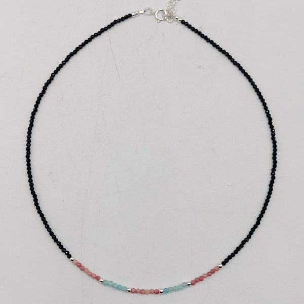 Collar de plata recubierto de piedras preciosas