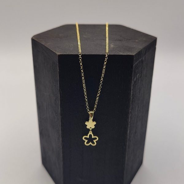 Collar de Cadena Rolo con Colgantes de Flores en Plata Dorada