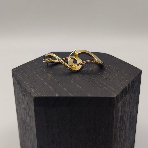 Pendiente de Aro con Efecto Doblado y Acabado Adiamantado – 2,5 cm 18 k