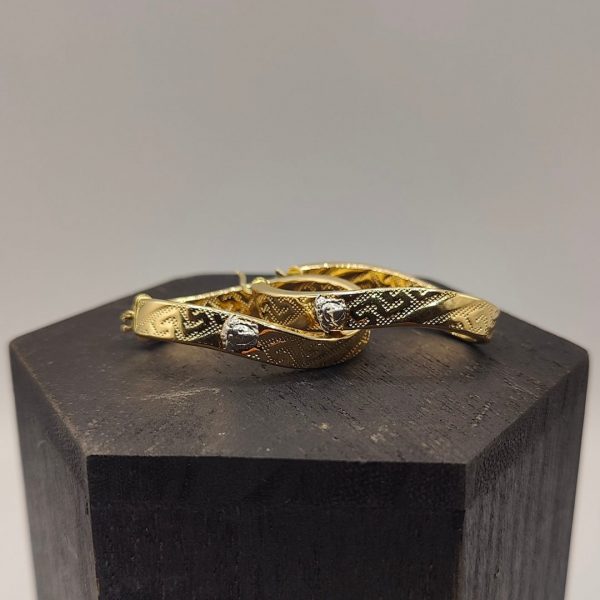 Pendiente Aro Ovalado Efecto Girado Estilo Versace con Cara de Medusa – 18K - Imagen 4