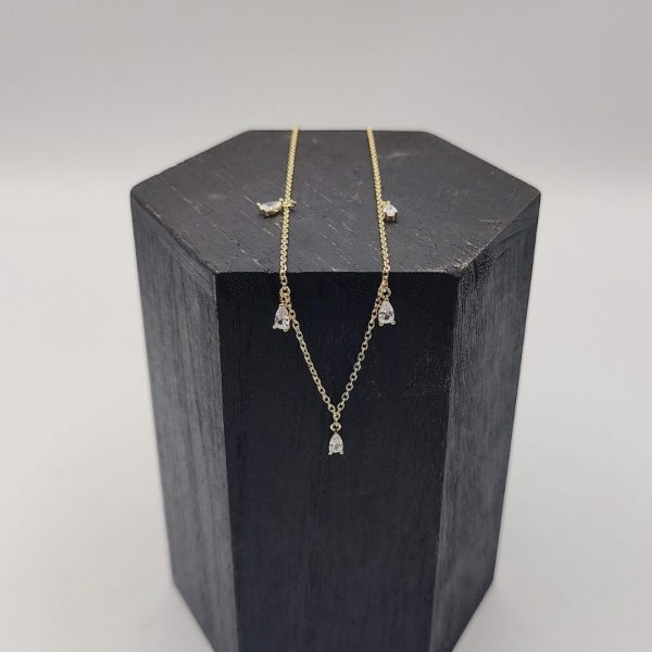 Collar con Charms de Circonitas Blancas en Forma de Lagrima y Cadena Rolo de Plata Dorada