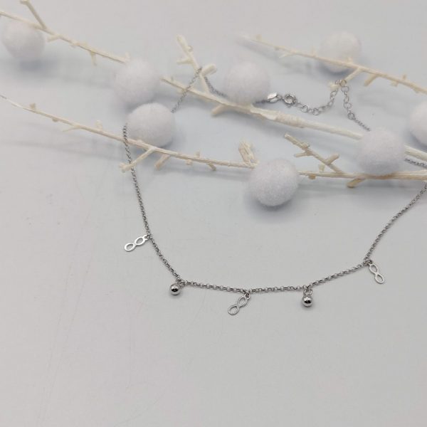 Collar con charms de bolitas y de infinitos con cdena rolo de plata