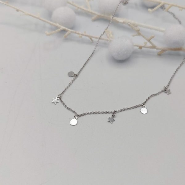 Collar con charms de estrellas y redondas con cadena rolo de plata